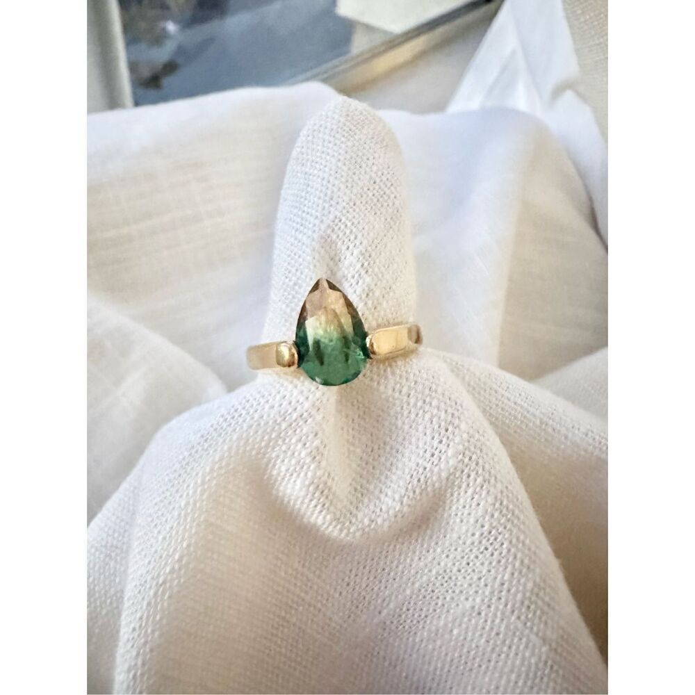 Super sparkly green and yellow ombré pear cut cubic zirconia ring size 10